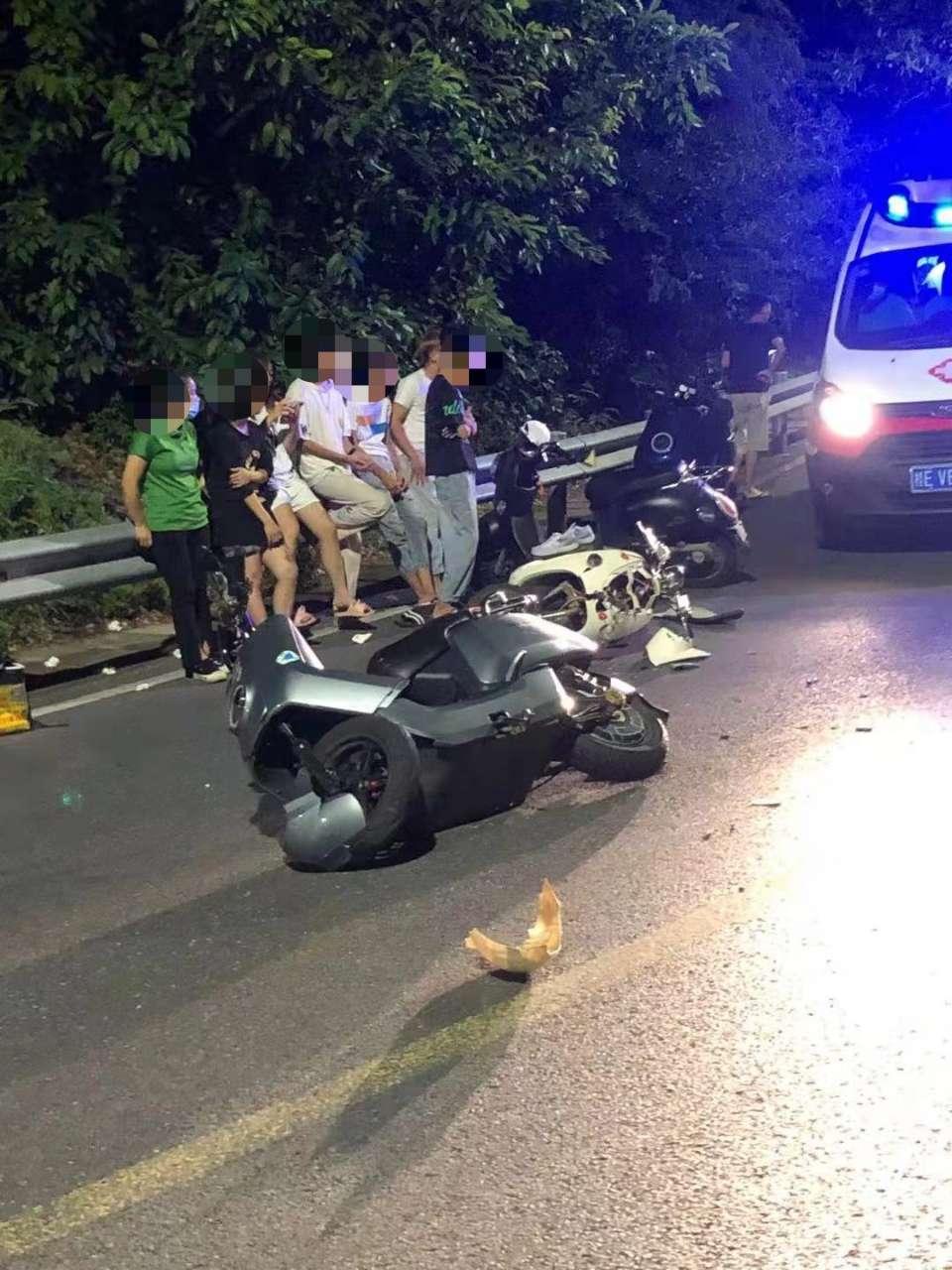 冠头岭,两辆电动车相撞,其中一辆电动车受损严重