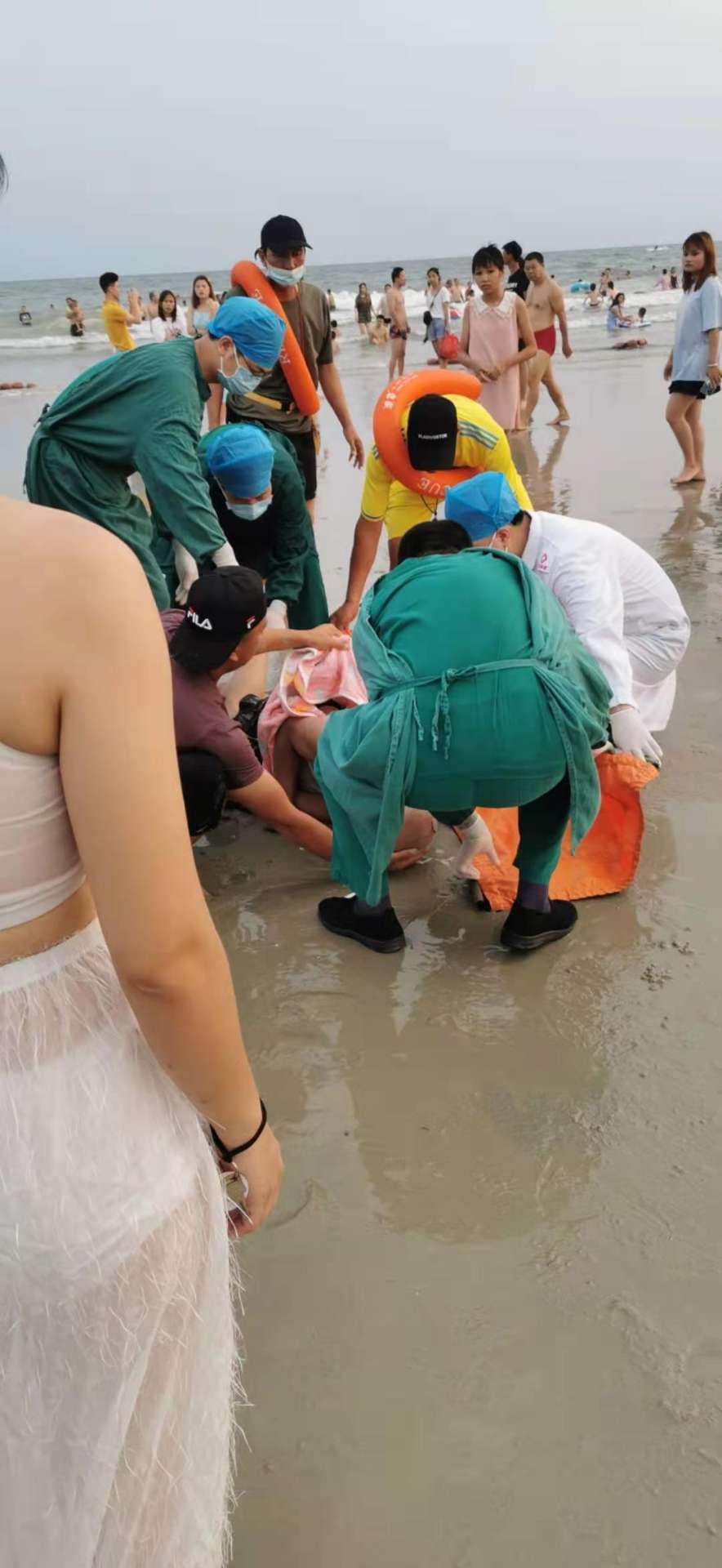 一位约60多岁老人,在侨港镇海滩游泳溺水,被救护车送医院抢救