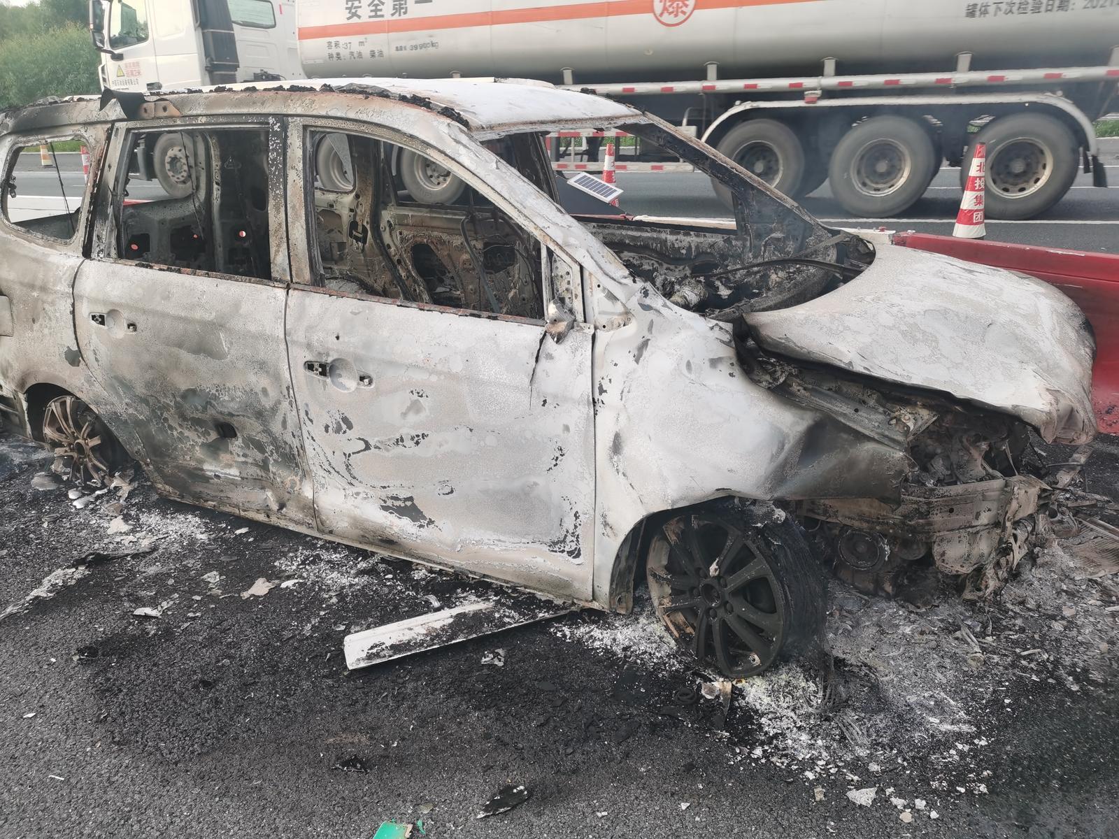 诡异!自己的面包车起火不救,男人竟慌张逃离现场