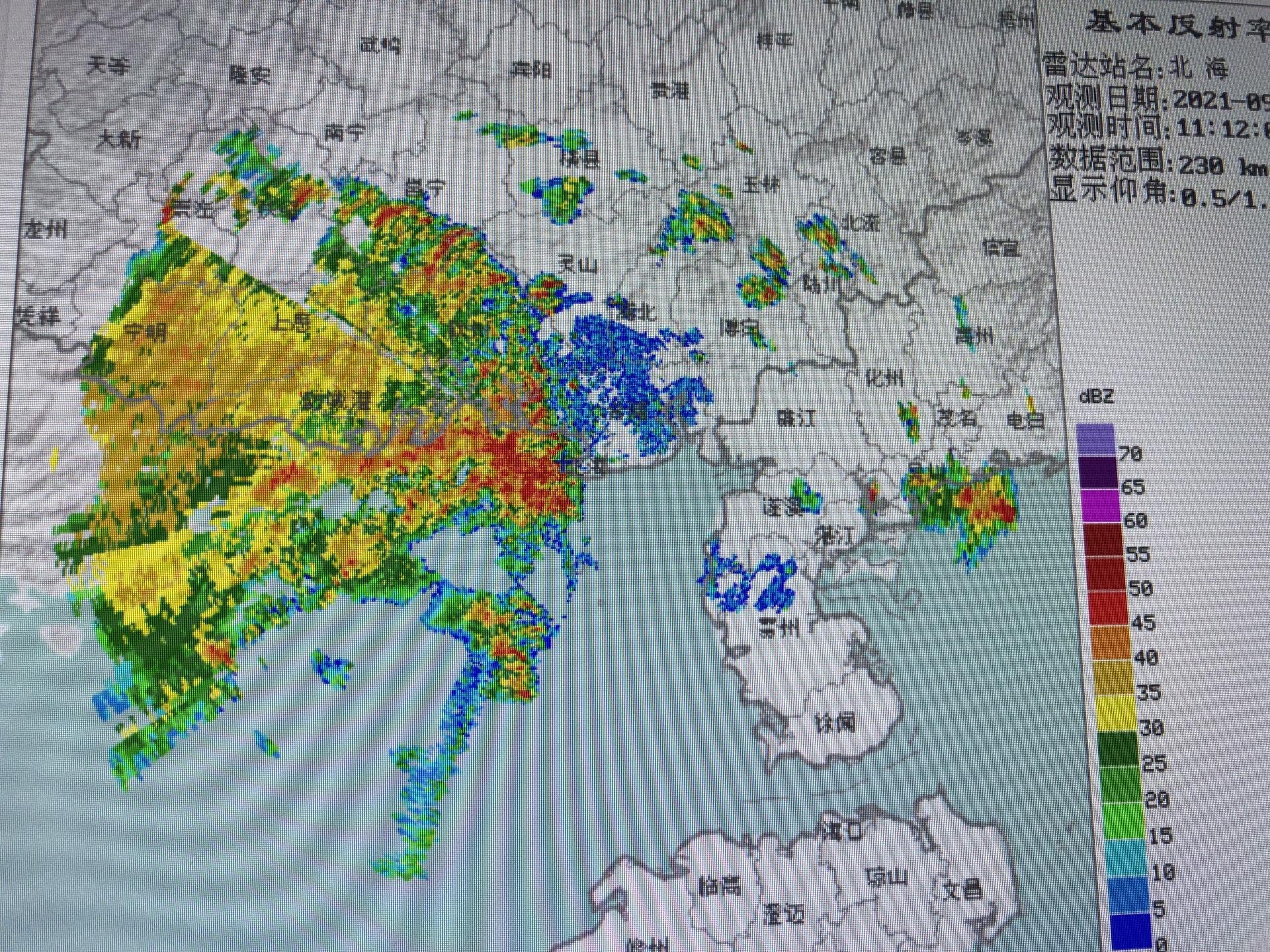 查了一下最新的雷达图,一大片红色回波正冲向北海