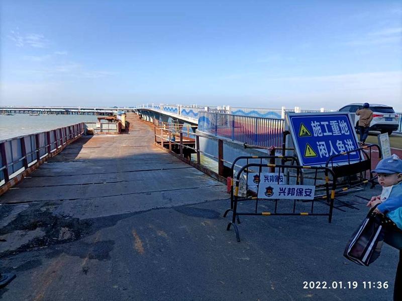 转一圈到了北岸海上观光栈桥东端,看到栈桥仍系禁止闲人行.