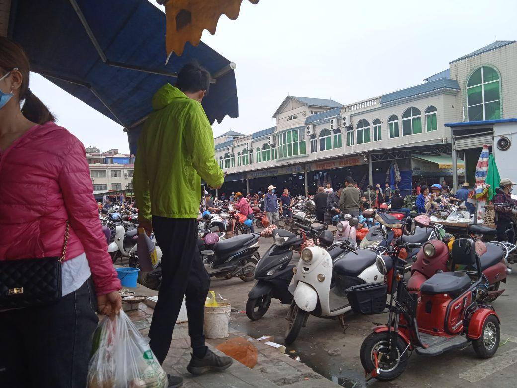 北海金癸农贸市场乱摆乱卖要加重管理