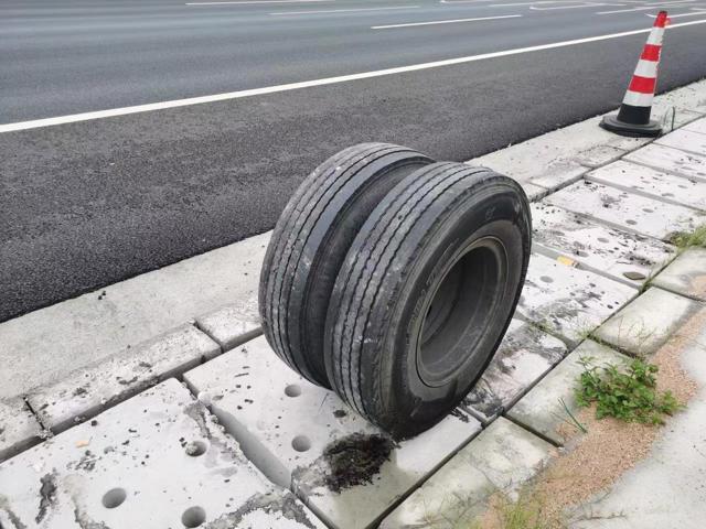 厢式货车在兰海高速上轮胎脱落导致180旋转侧翻