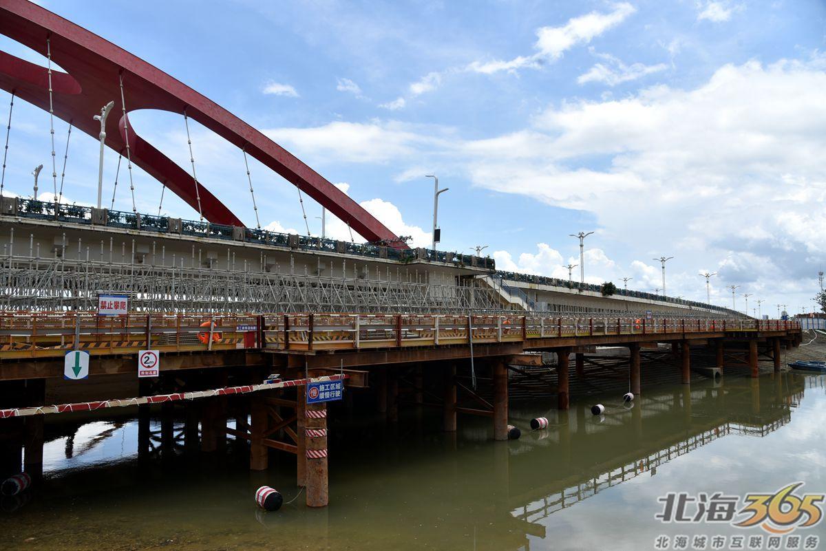【实拍】高德大桥扩建工程已建设起桥墩,桥两侧正在架设施工栈桥-北海