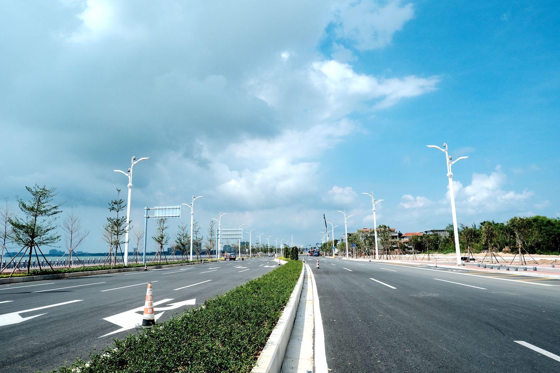 最新航拍廉州湾大道已划定标线种好树就等正式通车了