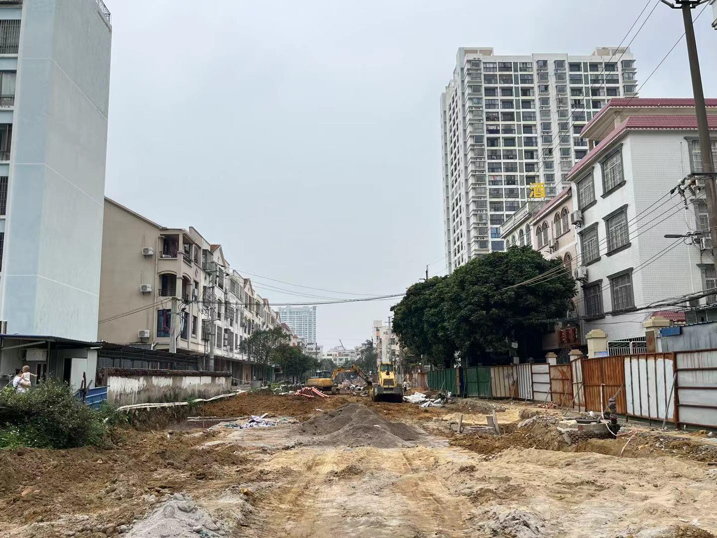 最新金秀路南边已基本整平北边正在装大排水管