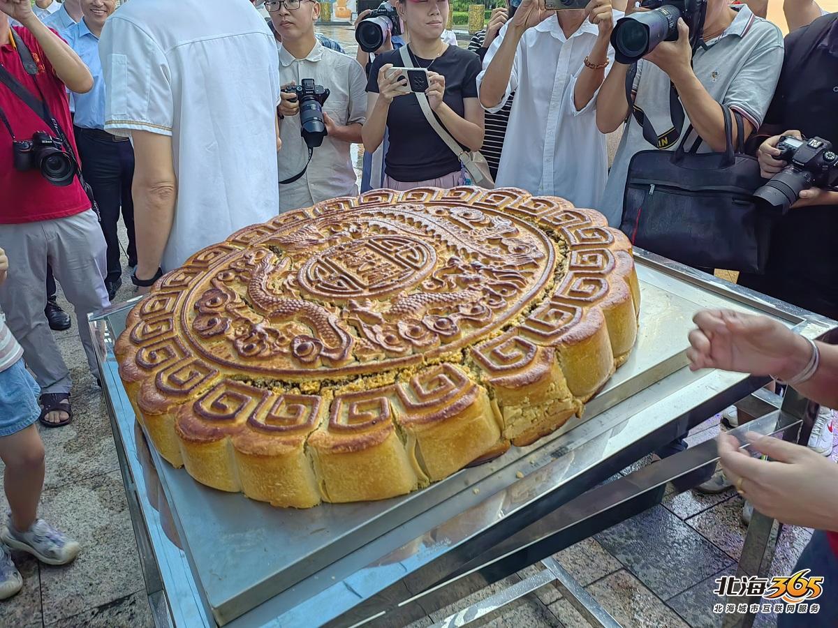 合浦月饼文化周开幕!200斤大月饼让你吃到饱
