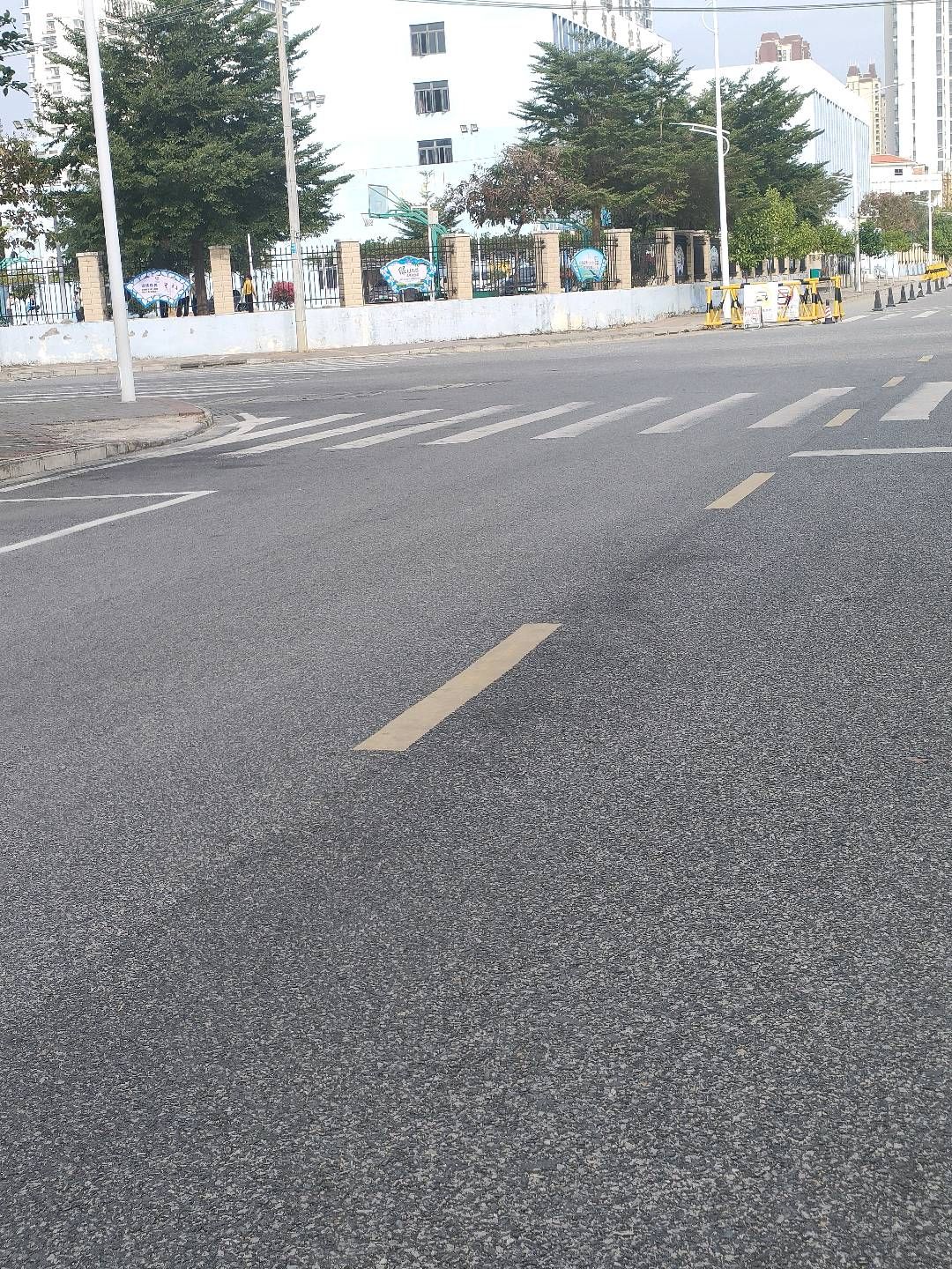 位于北海市银海区第六小学旁边的私人楼，占地面积80平方，整幢三层半，有5个房间、一个厨房、三个厅、三个阳台、四个卫生间。