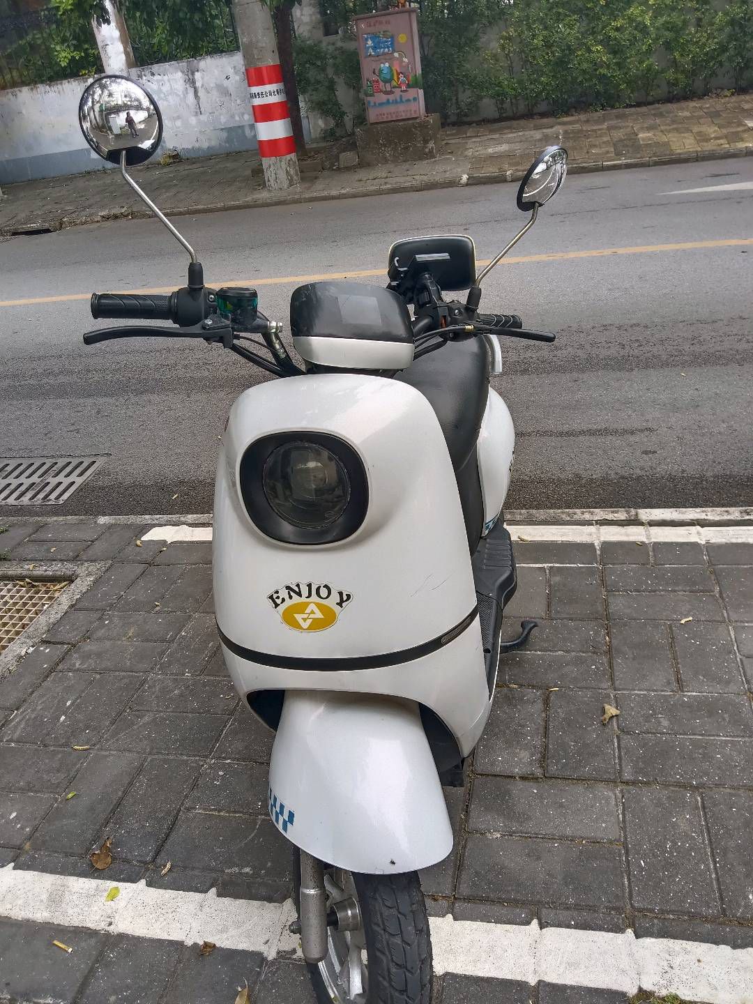转让两轮电动车，新国标，小蓝牌，无需驾驶证，1550元包过户。