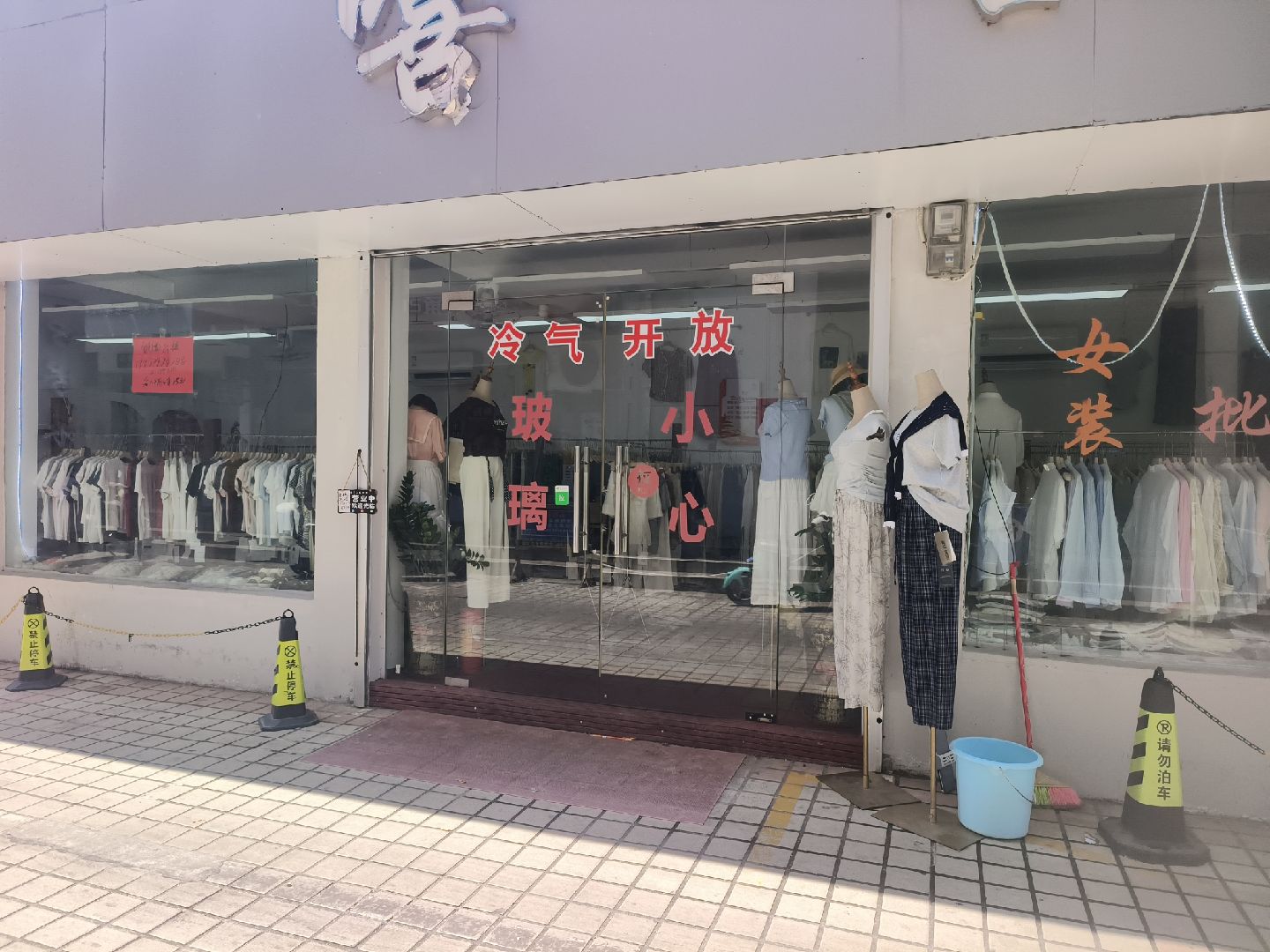 .宝谊小吃步行街，宝谊女人世界南门入口处铺子出租，可分租，共4铺，适合服装，小吃，粉面，地段好租金优惠